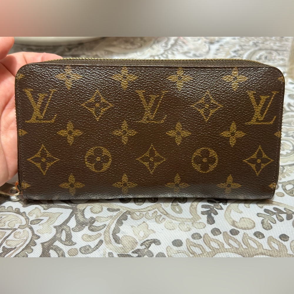 🎉SOLD🎉Louis Vuitton Monogram Zippy Wallet